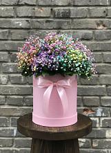 Цветочная композиция из Гипсофила и Розы в шляпной коробке в Куркино