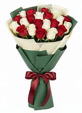 Букет Микс из красных и белых роз в Куркино