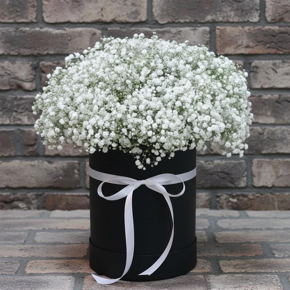 Цветочная композиция из Гипсофила в шляпной коробке в Куркино