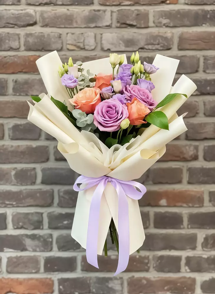 Букет цветов из: Лизиантусы и Розы в Куркино