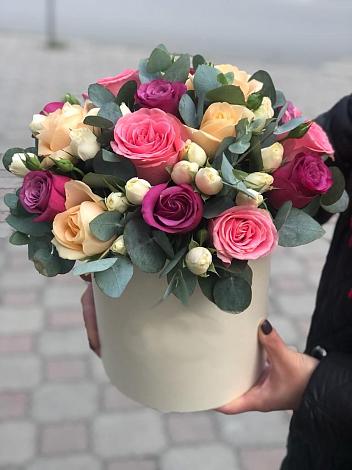 Цветочная композиция из Розы в шляпной коробке в Куркино