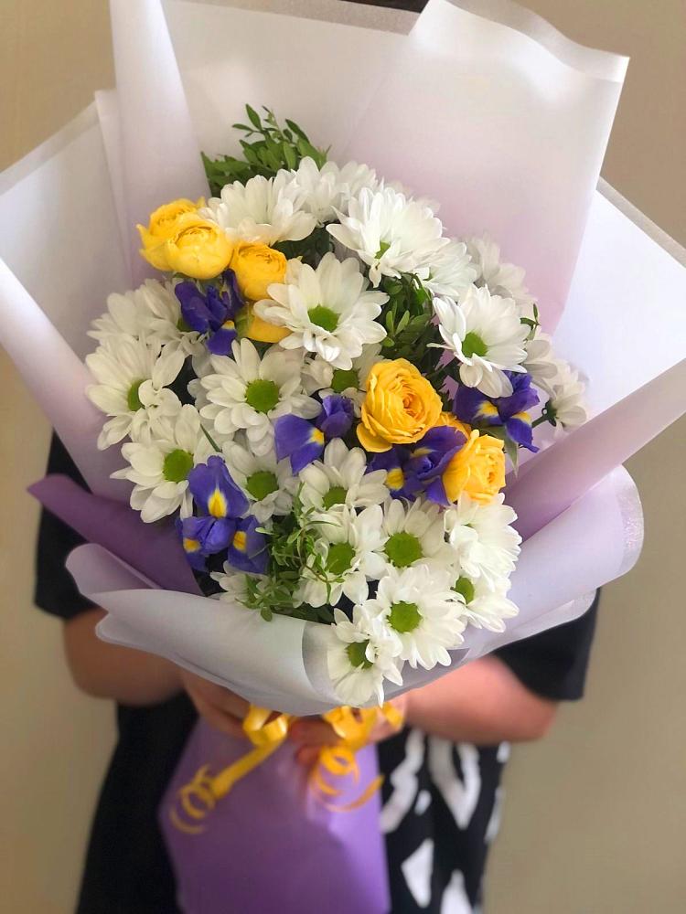 Букет цветов из: Ирисы, Хризантемы и Розы в Куркино