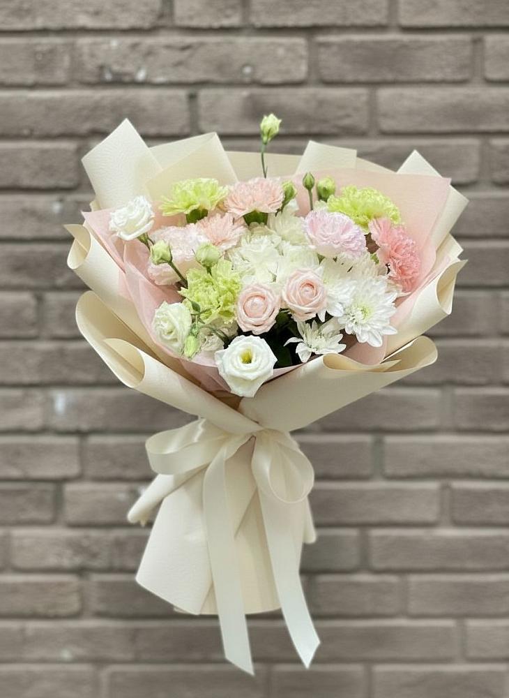 Букет цветов из: Гвоздики, Розы, Лизиантусы и Хризантемы в Куркино