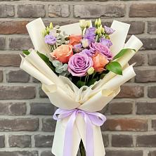 Букет цветов из:  Лизиантусы и Розы в Куркино