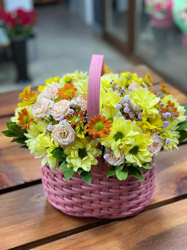 Цветочная композиция из Хризантемы и Розы в корзине в Куркино