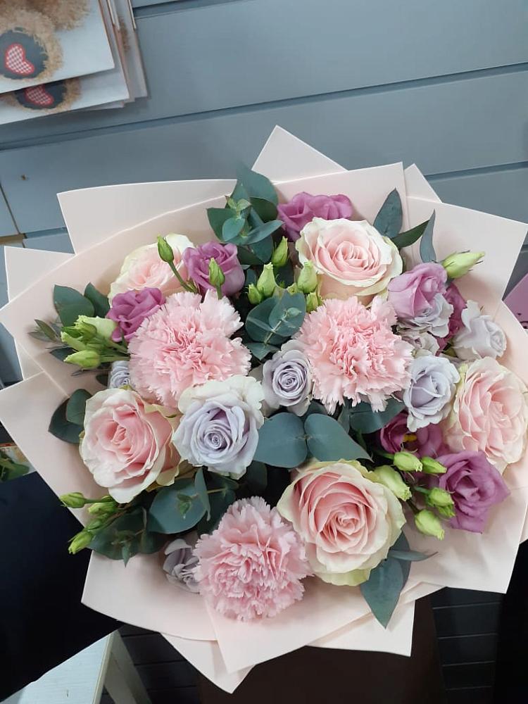 Букет цветов из: Розы, Гвоздики и Лизиантусы в Куркино