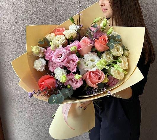 Букет цветов из: Розы, Лизиантусы и Гвоздики в Куркино